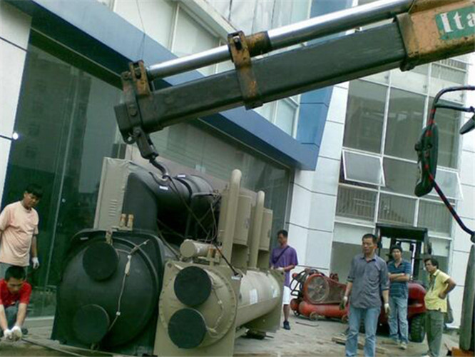 喜德县随车吊和汽车吊的核心区别是什么？哪种更省钱？