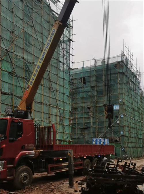 喜德县“慢工细活”—— 吊车的 “微动控制” 技术